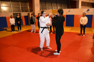 Balıkesir Büyükşehir Belediyesi, kadınların kendilerini güvende hissetmesi için judo eğitimlerine başladı. Kadınlar, ücretsiz judo kursu ile fiziksel savunma tekniklerini öğreniyor.