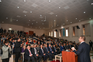 Balıkesir Büyükşehir Belediye Başkanı Ahmet Akın, gençlere planlı çalışmanın önemini vurguladı. Kodlama eğitimlerinden istihdam projelerine kadar birçok alanda gençlere fırsatlar sunan Akın, "Oyun oynayan değil, oyun kodlayan bir gençlik yetiştireceğiz" dedi.