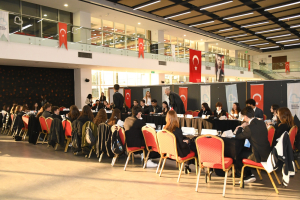 Uluslararası Model Birleşmiş Milletler (MUN) Konferansı, Balıkesir’de başladı. Gençler, küresel sorunlara çözüm bulmak için bir araya gelirken, Balıkesir Büyükşehir Belediye Başkanı Ahmet Akın, “Dünyayı gençlerin kardeşliği birleştirecek” dedi.