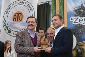 Balıkesir Büyükşehir Belediye Başkanı Ahmet Akın, 19. Ayvalık Uluslararası Zeytin Hasat ve Turizm Festivali'nde, “Türkiye’nin parlayan yıldızı Balıkesir olacak” dedi. Zeytin ve zeytinyağı sektörü ile dünya pazarlarına açılmayı hedeflediklerini vurguladı.