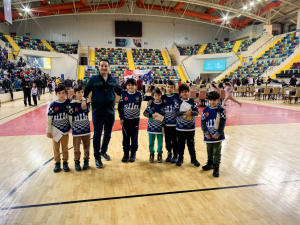 Balıkesir Küçükler İl Birinciliği Satranç Turnuvası’nda Burhaniyeli sporcular 3 farklı kategoride kupa ve madalya kazandı. Başkan Deveciler genç sporcuları başarılarından dolayı tebrik etti.