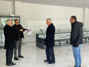 Burhaniye Belediyesi, Başkan Ali Kemal Deveciler’in seçim vaatlerinden biri olan Halk Market projesini hayata geçiriyor. Uygun fiyatlı ve sağlıklı gıdaların sunulacağı Halk Market, vatandaşlara ekonomik destek sağlayacak.