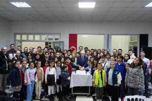 Burhaniye Belediyesi Kent Tiyatrosu (BBKT), 25. yılını görkemli bir etkinlikle kutladı. Ahmet Akın Kültür Merkezi’nde düzenlenen programda tiyatro kültürünün geleceğe aktarılmasına dair önemli mesajlar verildi.