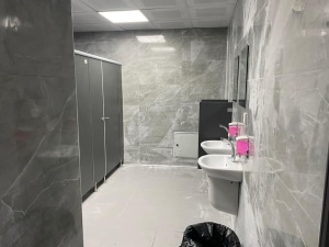 Bandırma Belediyesi, tarihi Emektar Belediye Binası’nda gerçekleştirdiği restorasyonla modern ve ücretsiz tuvalet hizmetini halkın kullanımına sundu. Başkan Dursun Mirza’nın öncülüğündeki çalışmalarla Bandırma’nın tarihi dokusu korunuyor.