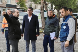 Burhaniye Belediyesi, yoğun yağışların ardından merkez mahallelerde yağmur suyu hatlarını detaylı şekilde inceledi. Altyapı güçlendirme çalışmaları tüm hızıyla sürüyor.