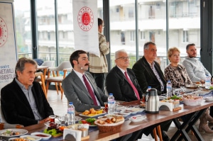 Burhaniye Cumhuriyet Başsavcılığı Koruma Kurulları toplantısı, Denetimli Serbestlik Müdürlüğü’nün düzenlemesiyle Burhaniye Belediyesi’nin ev sahipliğinde gerçekleştirildi. Toplantıda, eski hükümlülere yönelik hizmetler değerlendirildi ve yeni projeler planlandı.