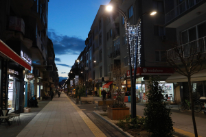 Burhaniye Belediyesi, 2024’ün son günlerinde Cumhuriyet Meydanı ve caddeleri yılbaşı temalı süslemelerle donatarak ilçeye renk kattı. Başkan Ali Kemal Deveciler, yeni yıl mesajında 2025 için iyi dileklerde bulundu.