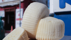 Ayvalık mutfağının yeni gururu: Sepet/Kelle peyniri, coğrafi işaret aldı! Ayvalık Belediyesi’nin başvurusu onaylandı ve bu tescil, ilçenin ticaret ve istihdamına katkı sağlayacak.