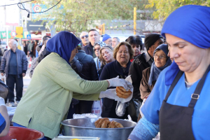 Edremit Belediye Başkanı Mehmet Ertaş, vefat eden eski başkan Av. Tuncay Kılıç anısına lokma hayrı düzenledi. Kılıç’ın ailesi ve sevenlerinin katıldığı etkinlikte, dualar eşliğinde merhum anıldı.