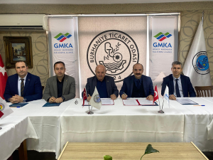 Burhaniye Ticaret Odası ve GMKA iş birliğiyle hayata geçen “Zeytinin Ustaları Kadın Operatörler” projesi, zeytinyağı sektöründe kadınların uzmanlaşmasını ve yerel kalkınmayı destekliyor.