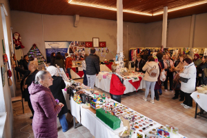 Ayvalık Belediyesi’nin Mahalleevleri çatısı altında düzenlediği Yılbaşı Pazarı’nda kadın üreticilerin el emeği ürünleri satışa sunuluyor. Ziyaret için 24 Aralık’a kadar Perşembe ve Cumartesi günleri, 24 Aralık’tan itibaren ise her gün saat 17.00’ye kadar pazarı ziyaret edebilirsiniz.