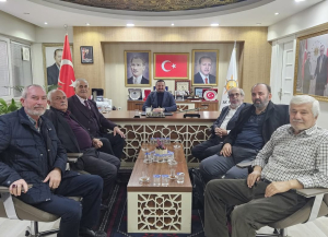 AK Parti İl Başkanı Mehmet Aydemir, teşkilatın güçlü bağlarını diri tutmak ve geçmişin deneyimlerinden faydalanmak için eski yönetim kadrolarıyla bir araya geliyor. 27 Aralık İl Kongresi için tüm Balıkesir halkını coşkulu buluşmaya davet ediyor.