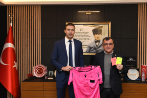 Balıkesir Bölgesi Üst Klasman Hakemi Oğuzhan Çakır, FIFA Hakemleri Listesi’ne girerek tarihi bir başarıya imza attı. Çakır, Balıkesir'in ilk FIFA kokartlı hakemi unvanını kazandı.