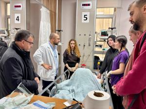 Balıkesir Belediye Başkanı Hakan Şehirli, Pamukçu Mahallesi’nde meydana gelen kazada yaralanan öğrencileri ve ailelerini yalnız bırakmıyor. Hastane ziyaretlerinde geçmiş olsun dileklerini ileten Şehirli, “Her zaman yanlarındayız” mesajı verdi.