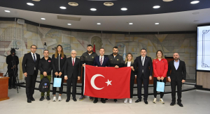 Balıkesir Büyükşehir Belediyesi, ödeme güçlüğü çeken 26 bin 591 kişiye su faturası desteği sağlıyor. Engelli, gazi, şehit yakını, öğrenci ve depremzedeler bu destekten faydalanacak