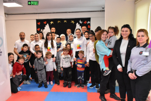 Balıkesir Büyükşehir Belediyesi Bandırma Engelsiz Yaşam Merkezi, 3 Aralık Dünya Engelliler Günü’nde özel bireylerin yeteneklerini sergilediği anlamlı bir etkinlik düzenledi. Sevgi ve dayanışma mesajlarıyla “Aramızda engel yok” denildi.