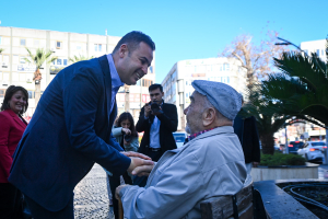 Balıkesir Büyükşehir Belediye Başkanı Ahmet Akın, Edremit’te vatandaşları ve muhtarları dinleyerek arıtma, altyapı ve turizm projelerini tanıttı. “50 yıllık sorunları bir bir çözeceğiz” diyen Akın, Edremit’te kalıcı çözümler için çalıştıklarını belirtti.