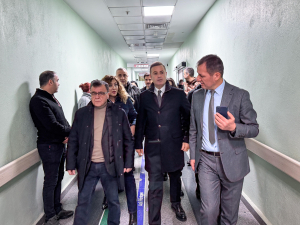 Balıkesir’in Karesi ilçesinde mühimmat fabrikasında meydana gelen patlama ve Pamukçu Mahallesi’ndeki servis kazası Balıkesir’i yasa boğdu. Başkan Ahmet Akın, olay sonrası açıklama yaparak yaralıları ziyaret etti ve destek sağladı.
