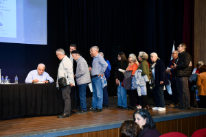 Gazeteci Merdan Yanardağ, Balıkesir’de düzenlenen “Cumhuriyet Söyleşileri-2” etkinliği kapsamında halkla buluştu. “Laiklik ve Cumhuriyet” konulu söyleşide salon tıklım tıklım dolarken Yanardağ, Cumhuriyet’in laik ve demokratik değerlerini vurguladı.
