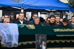 Balıkesir’in Karesi ilçesinde mühimmat fabrikasında meydana gelen patlamada hayatını kaybeden işçiler, düzenlenen cenaze törenleriyle toprağa verildi. Başkan Ahmet Akın, ailelerin acısını paylaşarak başsağlığı dileklerini iletti.