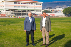 Burhaniye Belediyesi, 8 Eylül Stadı’nı kapsamlı yenileme çalışmalarıyla Bölgesel Amatör Lig’in ikinci yarısına hazırlıyor. Burhaniye Belediyespor ile 1966 Edremitspor arasındaki heyecan dolu maç için statta çim zemin, tribünler ve soyunma odaları yenilendi.