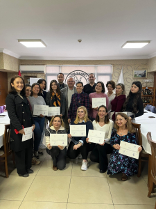 Burhaniye Ticaret Odası ve GMKA iş birliğiyle gerçekleştirilen “Zeytinin Ustaları Kadın Operatörler” Projesi başarıyla tamamlandı. Kadınların zeytinyağı sektöründeki rolünü artırmayı amaçlayan projede katılımcılara sertifikaları takdim edildi.