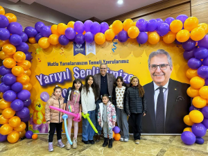 Bandırma Belediyesi, yarıyıl tatilinde çocuklara unutulmaz bir gün yaşattı. Yüz boyama, dans gösterileri ve eğlenceli aktivitelerle dolu yarıyıl şenliği, çocuklar ve aileler için keyifli anılara sahne oldu.