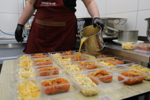 Bandırma Belediyesi’nin yeni imalathanesinde kadınların el emeğiyle hazırlanan sağlıklı ve uygun fiyatlı yemekler, Kent Lokantaları ve kafelerde vatandaşlarla buluşuyor.