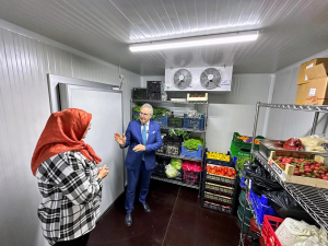 Bandırma Belediye Başkanı Dursun Mirza, belediye bünyesinde faaliyet gösteren imalathaneyi ziyaret etti. Sosyal belediyecilik anlayışıyla ihtiyaç sahiplerine sıcak yemek sağlayan merkez, hijyenik üretimi ve istihdam katkısıyla dikkat çekiyor.