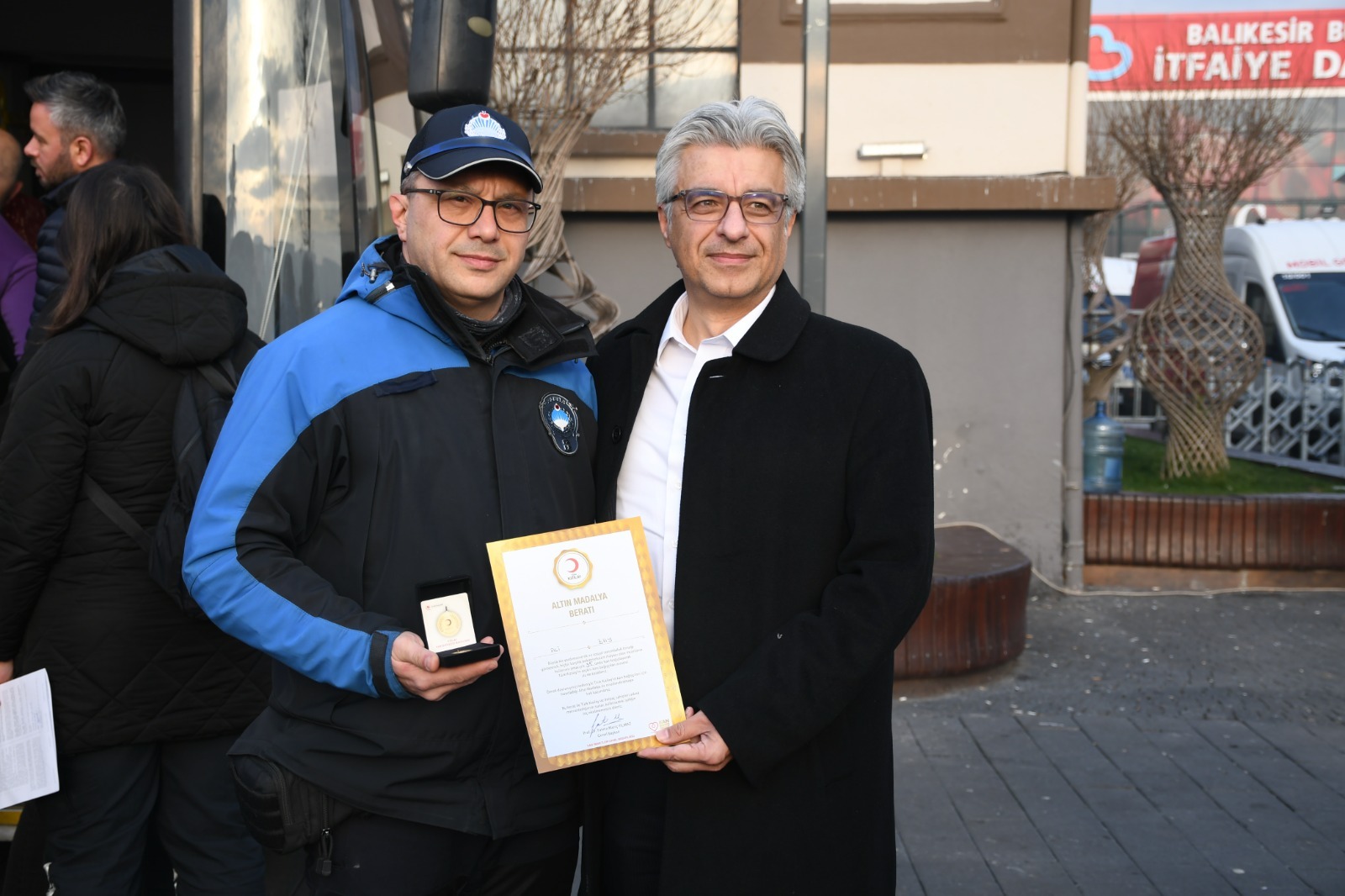 Balıkesir Büyükşehir Belediyesi Zabıta ekipleri, kan bağışının önemine dikkat çekmek için Kızılay’a bağışta bulundu. 37 kez kan bağışı yapan Ali Bay, altın madalya ile ödüllendirildi.
