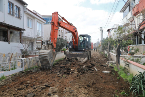 Burhaniye Belediyesi, 80 bin metrekarelik parke taş yol yapım ihalesinin ardından kapsamlı yol yenileme çalışmalarına başladı. İlçedeki ulaşım daha modern ve konforlu hale getiriliyor.