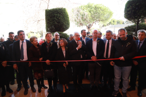  Burhaniye Belediyesi, sosyal belediyecilik kapsamında Halk Market’i hizmete açtı. Uygun fiyatlı ve güvenilir alışveriş imkânı sunan market, Mahkeme Mahallesi 8 Eylül Çarşısı’nda vatandaşlarla buluştu.