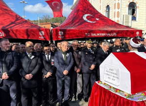 İYİ Parti Balıkesir İl Başkanı Hasan Fehmi Yörük, kahraman polis memuru Emirhan Aramış’ı İvrindi’de düzenlenen törenle son yolculuğuna uğurladı. Başkan Yörük, şehidin aziz hatırasını yaşatma sözü verdi.
