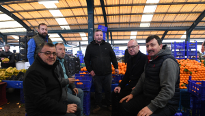 Altıeylül Belediye Başkanı Hakan Şehirli ve CHP Milletvekili Serkan Sarı, Pazar Pazarında esnafla bir araya geldi. Esnafın sorunları dinlenirken ekonomik sıkıntılara dikkat çekildi.