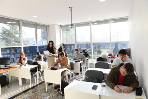 Altıeylül Belediyesi, üniversite sınavına hazırlanan gençlere destek vermek amacıyla Temel Yeterlilik Sınavı (TYT) düzenledi. Yoğun katılımla gerçekleşen sınav, gençlerden tam not aldı.
