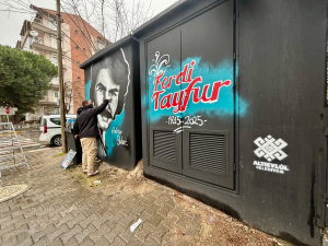 Altıeylül Belediyesi, Türk müziğinin efsane ismi Ferdi Tayfur’un anısını yaşatmak için Bahçelievler Mahallesi’ndeki duvara sanatçının portresini ve şarkı sözlerini resmetti.