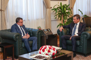 Altıeylül Belediye Başkanı Hakan Şehirli, CHP Genel Başkanı Özgür Özel’i ziyaret ederek Altıeylül için hazırlanan projeleri aktardı. Altyapı, çevre düzenlemesi ve sosyal yaşam alanlarına yönelik yenilikçi projelerle Altıeylül’ün çehresi değişiyor