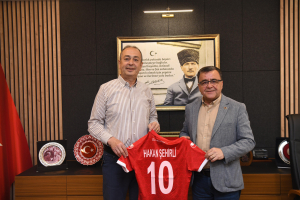 Altıeylül Belediye Başkanı Hakan Şehirli, Balıkesirspor’un “Destek Sizden Bayrak Bizden” kampanyasına belediye ve personeli adına destek verdi. Şehirliye göre, “Bu takım bizim, hep birlikte sahip çıkalım!”