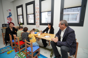 Ayvalık Belediye Başkanı Mesut Ergin’in liderliğinde açılan Yuvamız Ayvalık Çocuk Etkinlik Merkezi, çalışan anne ve babalara destek olurken, miniklere modern ve güvenli bir eğitim ortamı sunuyor.