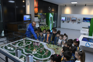 Balıkesir Büyükşehir Belediyesi’nin Çevre Eğitim ve Bilim Merkezi, minik ziyaretçilerini ağırlamaya devam ediyor. Geri dönüşüm, sürdürülebilir çevre ve bilimsel deneylerle çocuklara çevre bilinci kazandırılıyor.