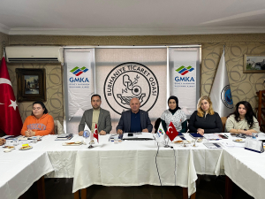 Burhaniye Ticaret Odası ve GMKA iş birliğiyle başlatılan “Zeytinin Ustaları Kadın Operatörler” Projesi, kadınların zeytinyağı sektörüne nitelikli iş gücü olarak kazandırılmasını hedefliyor.