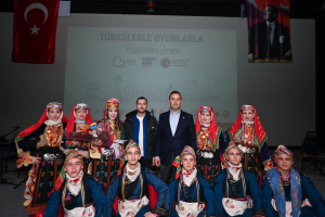 Balıkesir Büyükşehir Belediye Başkanı Ahmet Akın, İzmir Balıkesirliler Derneği’nin düzenlediği “Türkülerle Oyunlarla Balıkesir Gecesi” etkinliğinde hemşehrileriyle buluştu. Balıkesir’in kültürü ve Kuvayi Milliye geleneğinin vurgulandığı gece, büyük ilgi gördü.