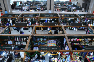 ÇARŞI 2025 etkinliği, Balıkesir Büyükşehir Belediyesi’nin desteğiyle kadın girişimcilerin ekonomik bağımsızlığını güçlendirdi. 102 stant ve 20 bin ziyaretçiyle büyük ilgi gördü.