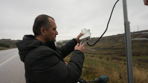 Balıkesir Büyükşehir Belediyesi’nin geliştirdiği Asfalt Buzlanma Uyarı Sistemi (ABUS) ile kış aylarında gizli buzlanma riski erkenden tespit edilerek trafik kazaları en aza indiriliyor.
