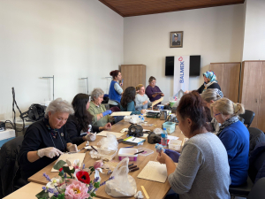 Balıkesir Büyükşehir Belediyesi’nin başlattığı “Ustalığa Kadın Eli Değecek” projesi Bandırma’da kadınlara meslek becerileri kazandırıyor. İlk etapta dekoratif duvar boyama ve mobilya boyama kurslarıyla başlayan proje, kadın istihdamını artırmayı hedefliyor.