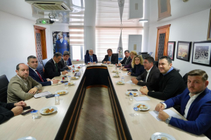 Burhaniye Belediyesi, ilçede yaşanan içme suyu, kanalizasyon ve altyapı sorunlarını ele almak için önemli bir toplantı düzenledi. Çözüm odaklı planlar ve yeni projeler masaya yatırıldı.