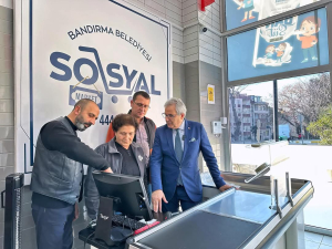 Bandırma Belediyesi, ihtiyaç sahibi vatandaşlara yönelik sosyal yardımlarını artırdı. Sosyal yardım kartları 1000 TL’ye yükseltilirken, aylık 4 litre süt desteği devam ediyor!