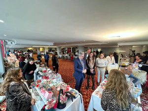 Bandırma Lions Kulübü tarafından düzenlenen Sevgi Günü Etkinliği, el emeği ürünler ve lezzetli tatlarla dolu renkli bir organizasyon olarak gerçekleşti. Bandırma Belediye Başkanı Dursun Mirza, etkinlikte vatandaşlarla buluştu.