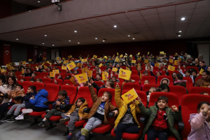  Bandırma Belediyesi ve Eti Çocuk Tiyatrosu’nun düzenlediği tiyatro etkinliği, minik izleyicilere eğlence ve sanat dolu anlar yaşattı. Çocuklar tiyatronun büyüleyici dünyasına adım attı.