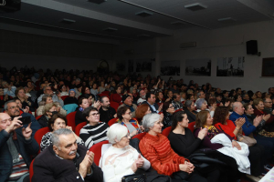 Burhaniye Belediyesi Kadın Korosu, Reha Yurdakul Kültür Merkezi’nde muhteşem bir konser verdi. Sanatseverlerin büyük ilgi gösterdiği etkinlikte, Burhaniye Belediye Başkan Yardımcısı Ayten Tuna da sahneye çıkarak sanatçılara destek verdi.